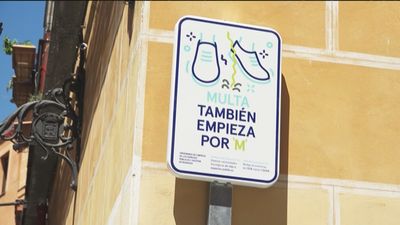 El centro de Madrid se llena de señales que recuerdan que está prohibido orinar en la calle o tocar música