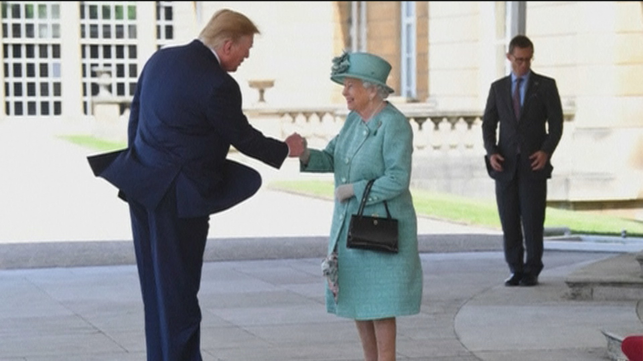 Polémica en Reino Unido por la falta de protocolo de Donald Trump ante la reina Isabel II