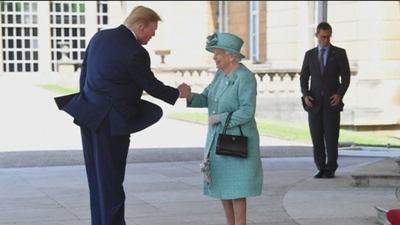 Polémica en Reino Unido por la falta de protocolo de Donald Trump ante la reina Isabel II