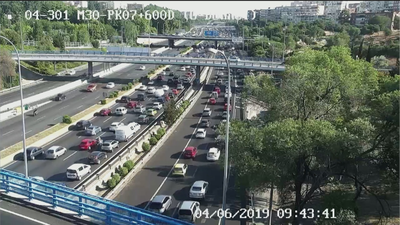 La hora punta del martes se prolonga en Madrid más de lo habitual, sobre todo en la M-30