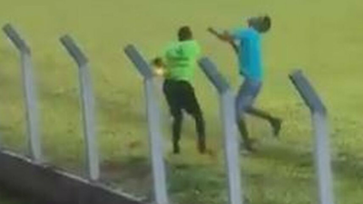 Un linier se defiende de un aficionado y lo noquea con un gancho