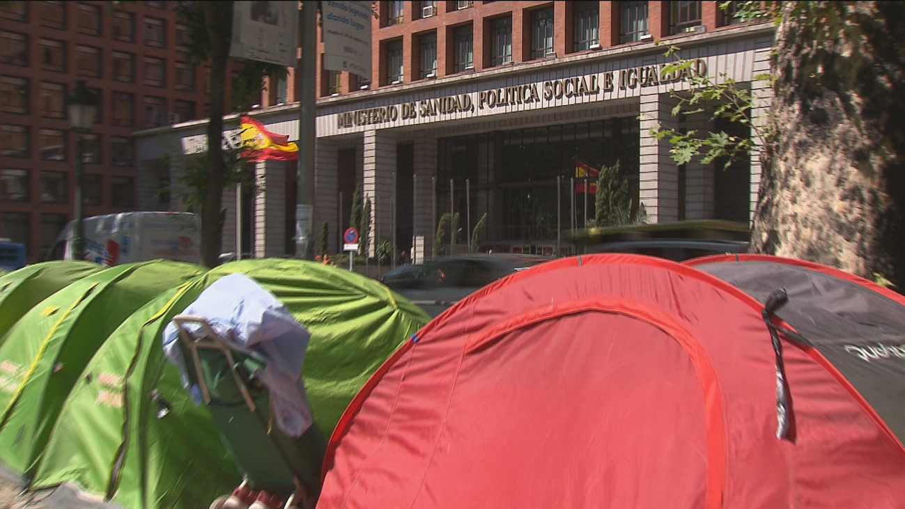 Mes y medio de acampada de personas 'sin techo' frente al Ministerio de Sanidad