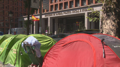 Mes y medio de acampada de personas 'sin techo' frente al Ministerio de Sanidad