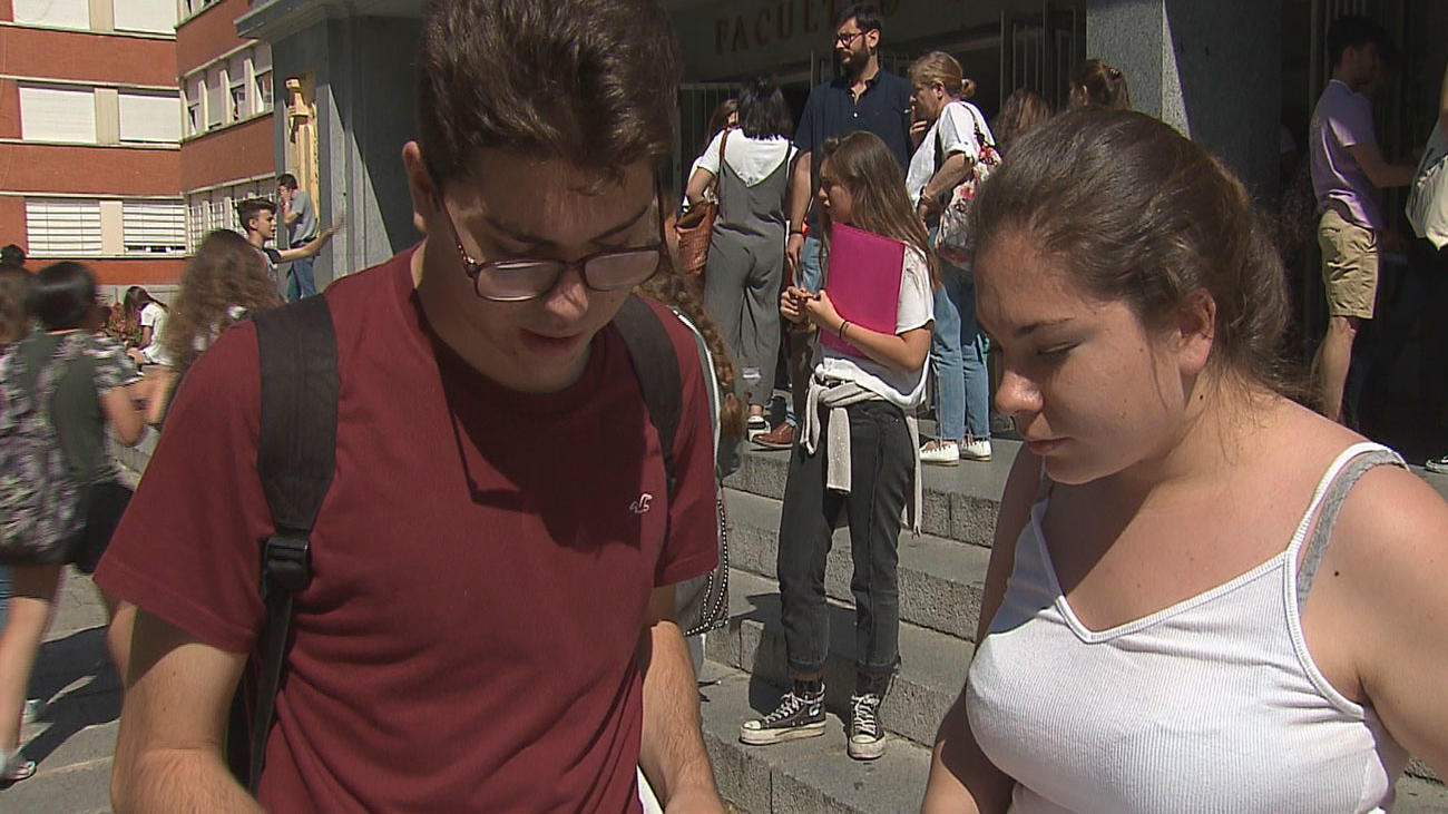 Así afrontan la selectividad unos mellizos de Pozuelo y su familia