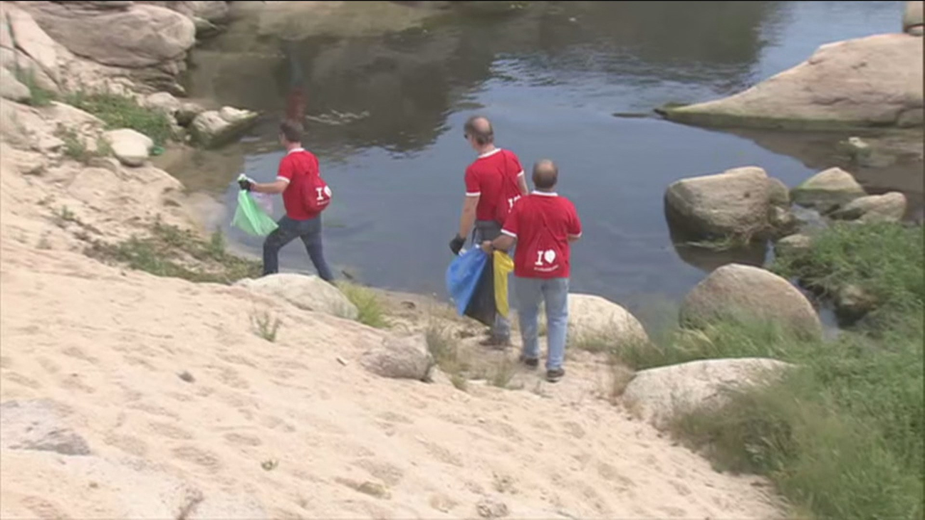 Cientos de voluntarios limpian El Atazar en el Día Mundial del Medio Ambiente