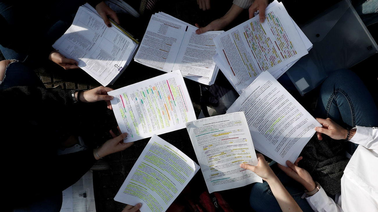 ¿Por qué no dejan de subir las notas de corte para acceder a la universidad?