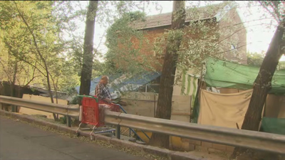 Peleas, suciedad y chatarra en una casa okupada en el distrito de Chamartín