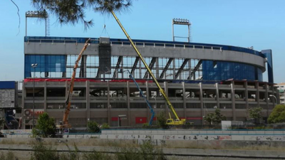 Comienzan a retirarse las vidrieras de la fachada del Calderón