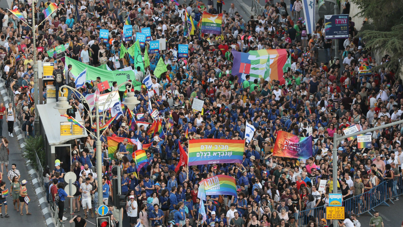 Miembros y simpatizantes de la comunidad LGTB acuden a la celebración del desfile del Orgullo LGTB, este jueves en Jerusalén