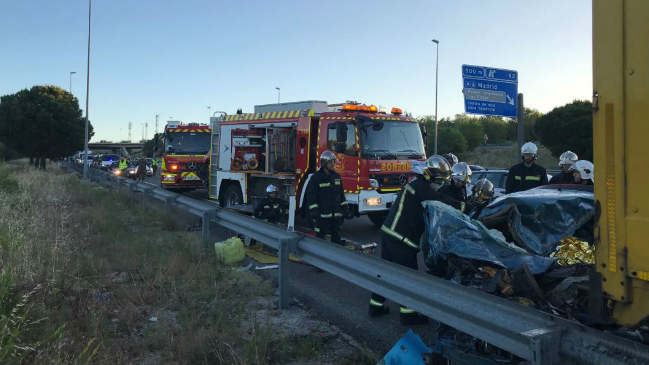 Un joven muere al colisionar un camión y dos turismos en Las Rozas