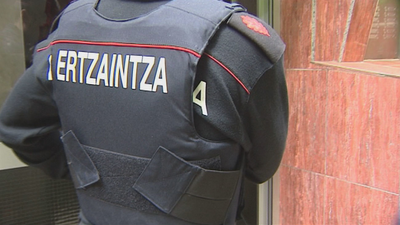 Mata a la pareja de su madre en Galdácano