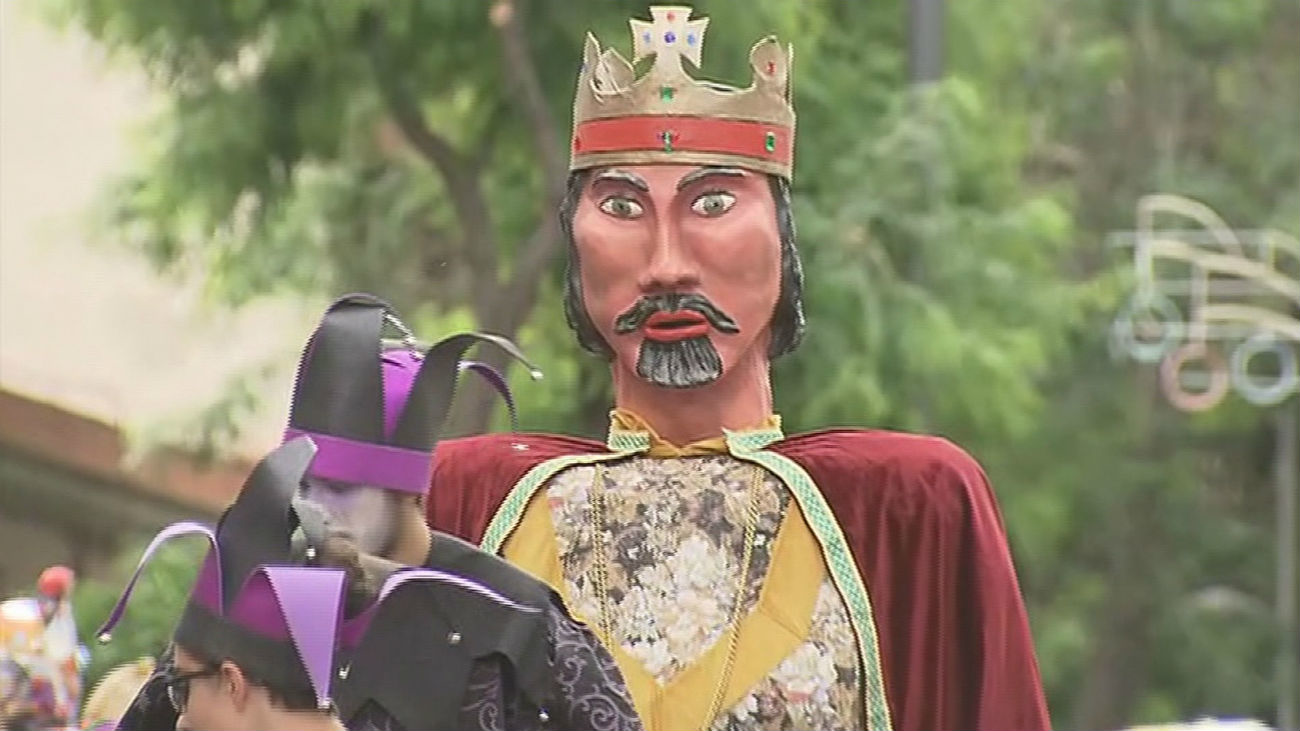 Pasacalle de gigantes y cabezudos en las fiestas de Getafe