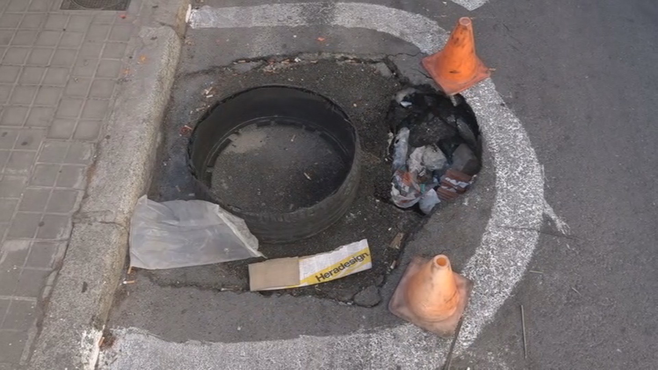 Vecinos de Carabanchel protestan por un socavón que nadie arregla