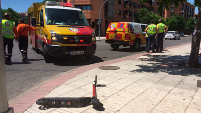 Un menor en patinete herido grave en San Blas al ser atropellado en un semáforo