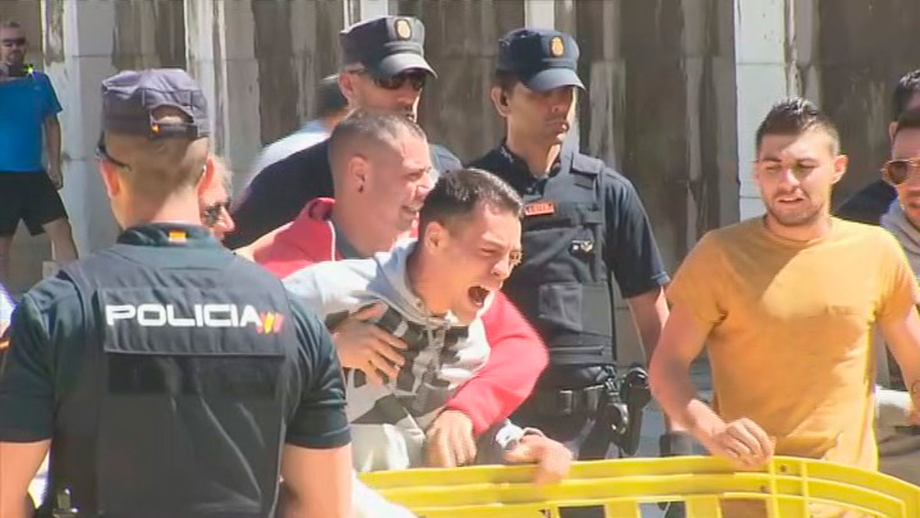 Gritos de rabia y amenazas de muerte a la entrada de "Juanín" en los juzgados de Aranjuez