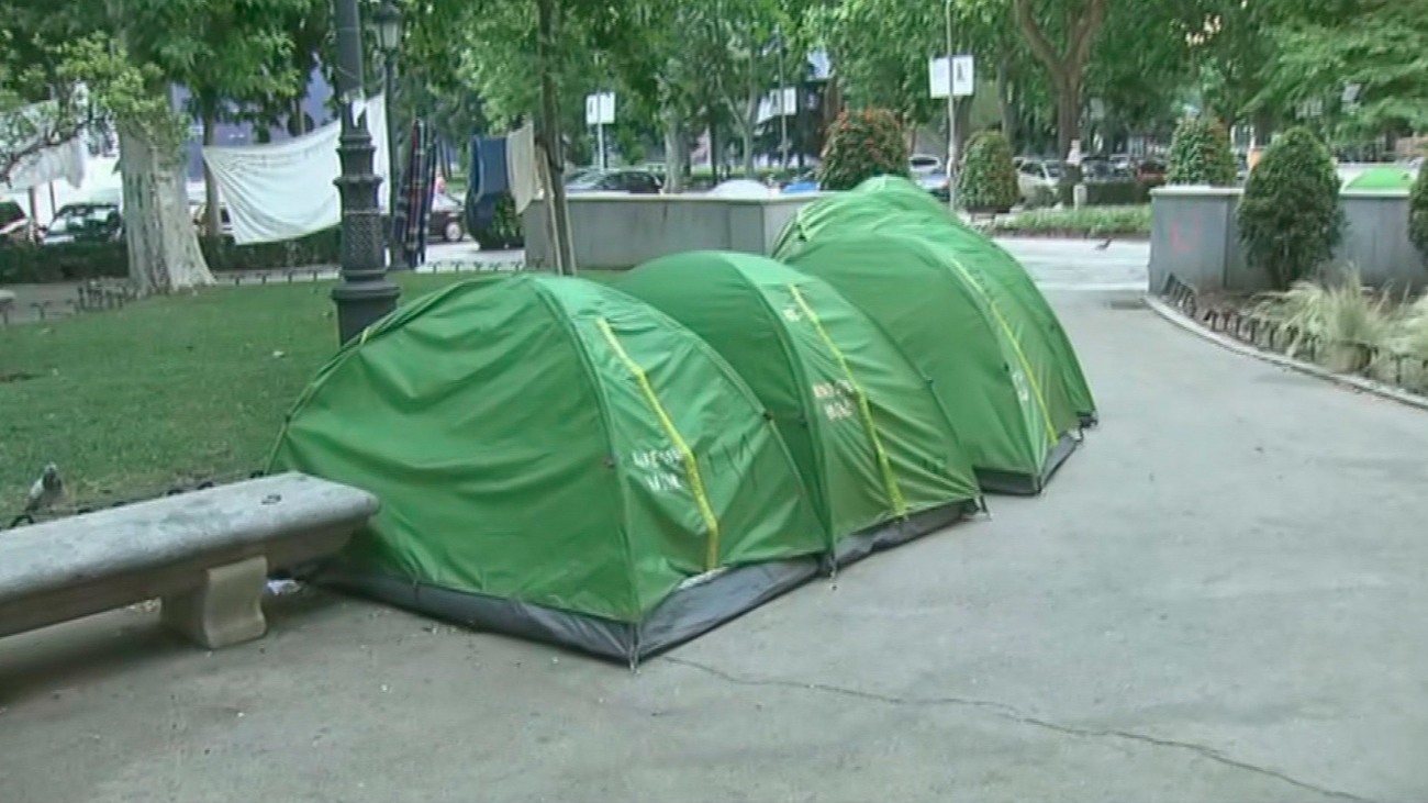 Personas 'sin techo' acampan desde hace meses frente al Ministerio de Sanidad para reclamar ayuda