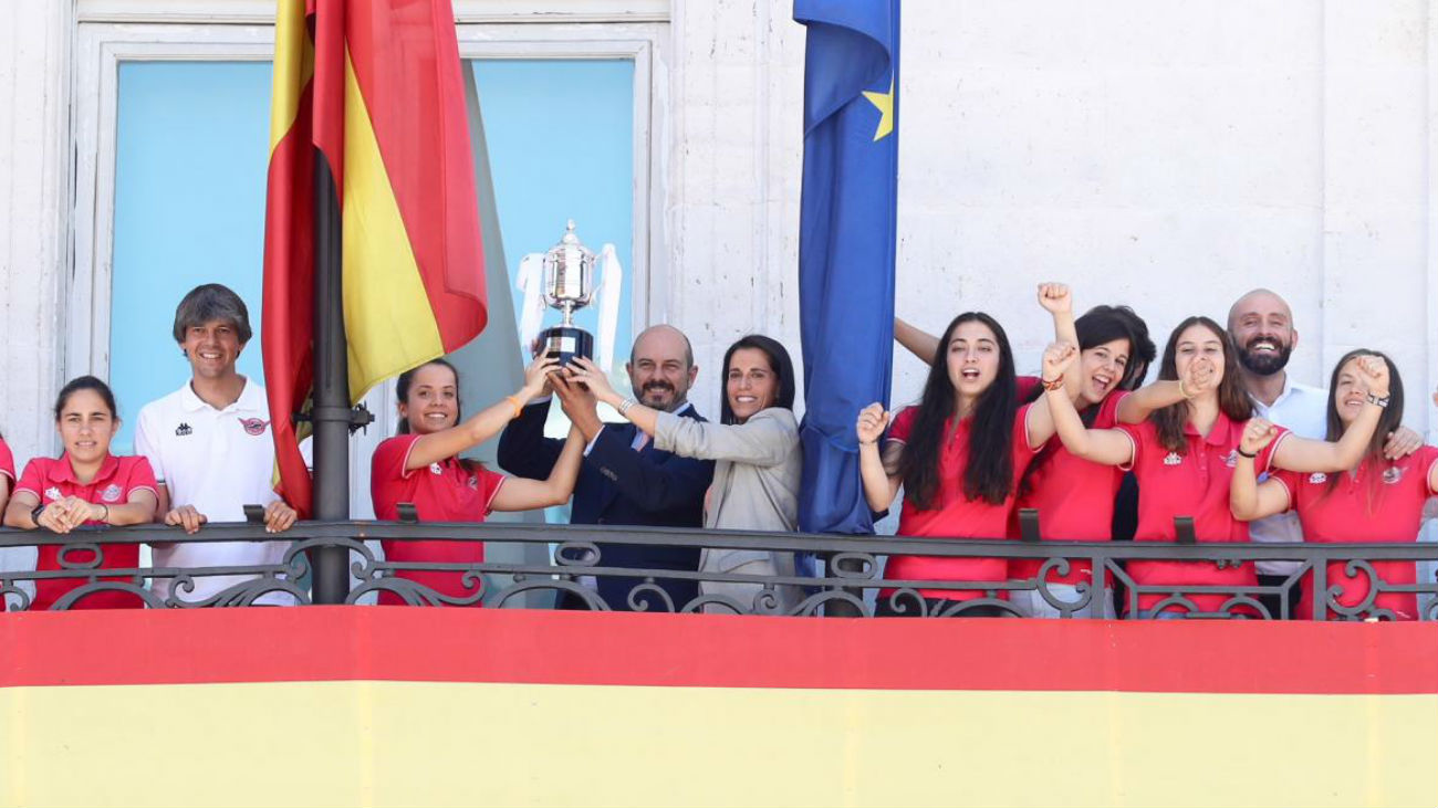 La Comunidad homenajea al CD Tacón tras su ascenso a la Liga Iberdrola