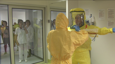 Visitamos  la unidad de aislamiento de alto nivel del hospital La Paz - Carlos III