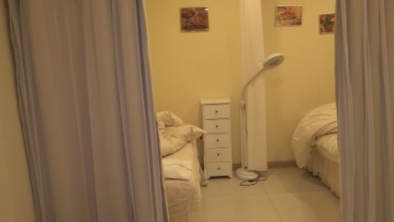 Nos colamos en la clínica estética clandestina desmantelada en Usera