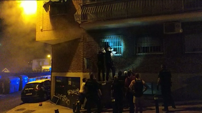 La Policía rescata a dos mujeres de un incendio en La Latina