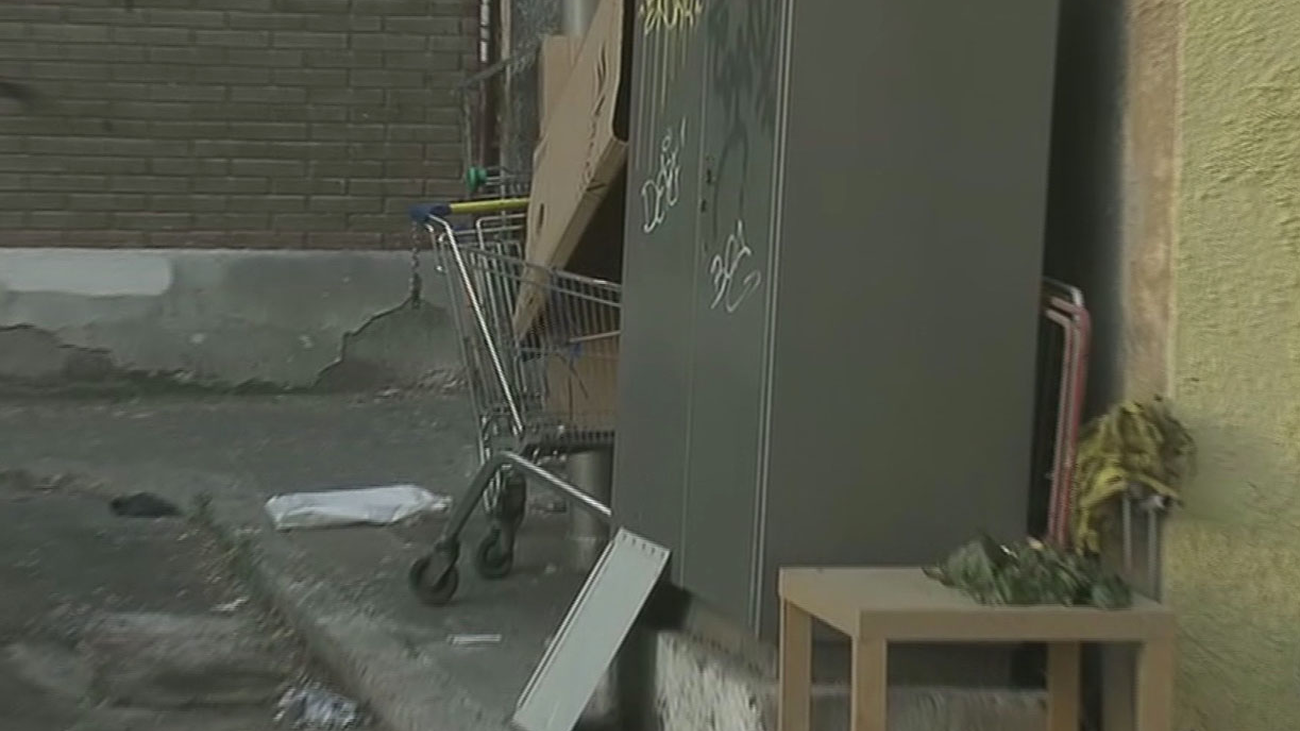 Hartos de los ruidos y la suciedad provocada por unos okupas en Puerta del Ángel