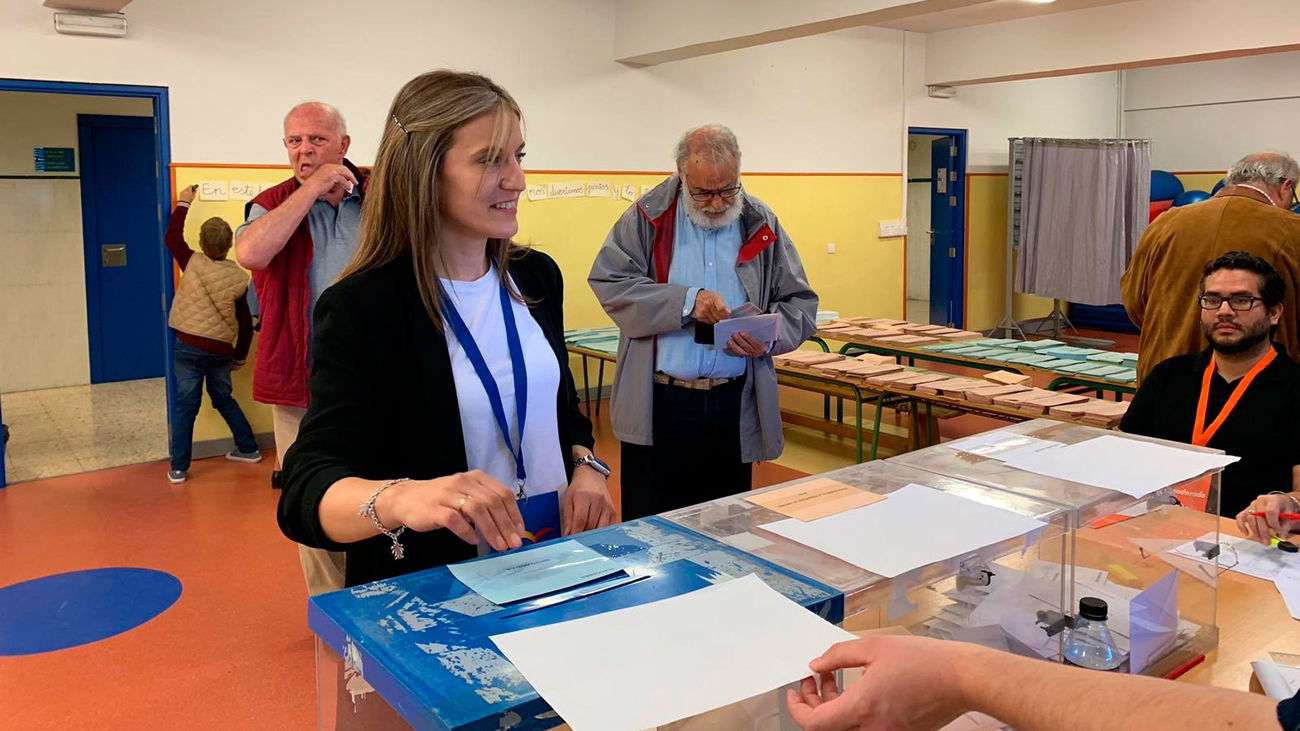 Carlota Esteban, durante la votación en las pasadas elecciones del 26-M