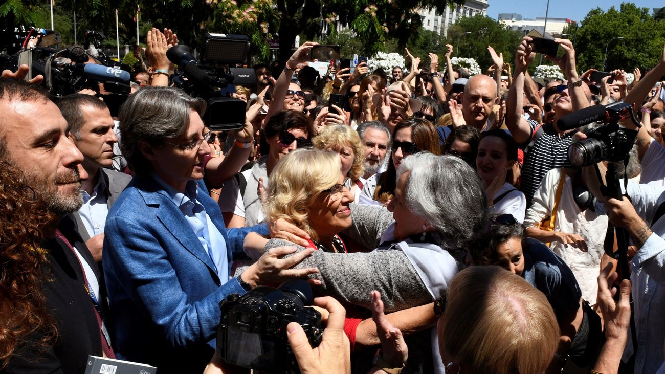 Carmena abrazado por una multitud de simpatizante