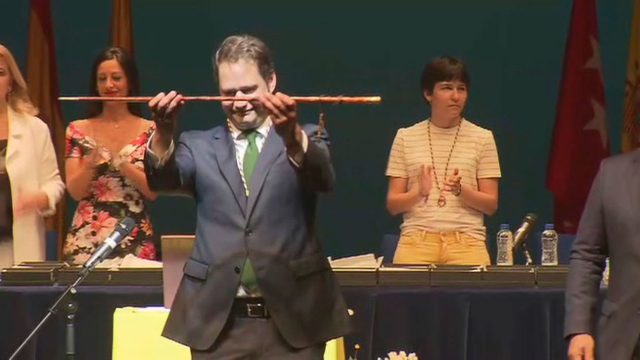 Ignacio Vázquez, con el bastón de mando de Torrejón