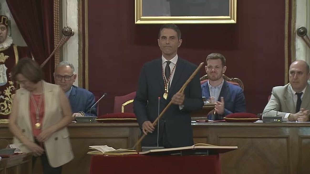 Javier Rodríguez Palacios, con el bastón de mando de Alcalá