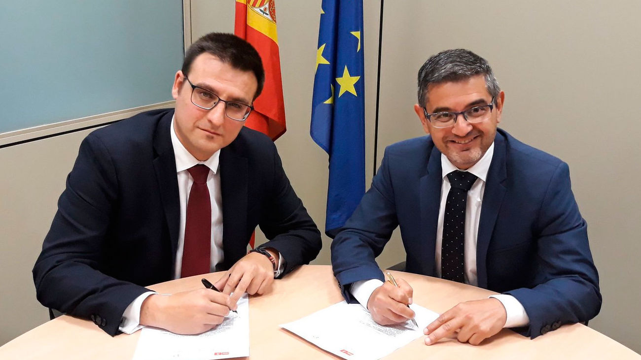Miguel Ángel Arranz y Rafael Sánchez Acera en la firma del Pacto de Gobernabilidad