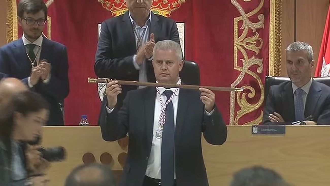 Narciso Romero recibe el bastón de mando como alcalde de San Sebastián de los Reyes