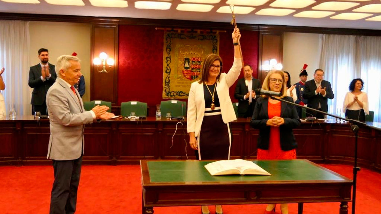 Noelia Posse saluda tras su proclamación como alcaldesa de Móstoles