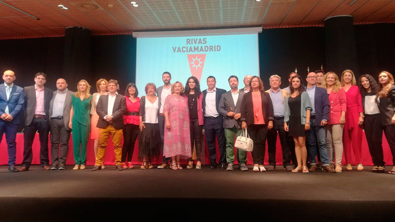 Pedro del Cura, con el bastón de mando, tras la sesión de investidura en Rivas Vaciamadrid