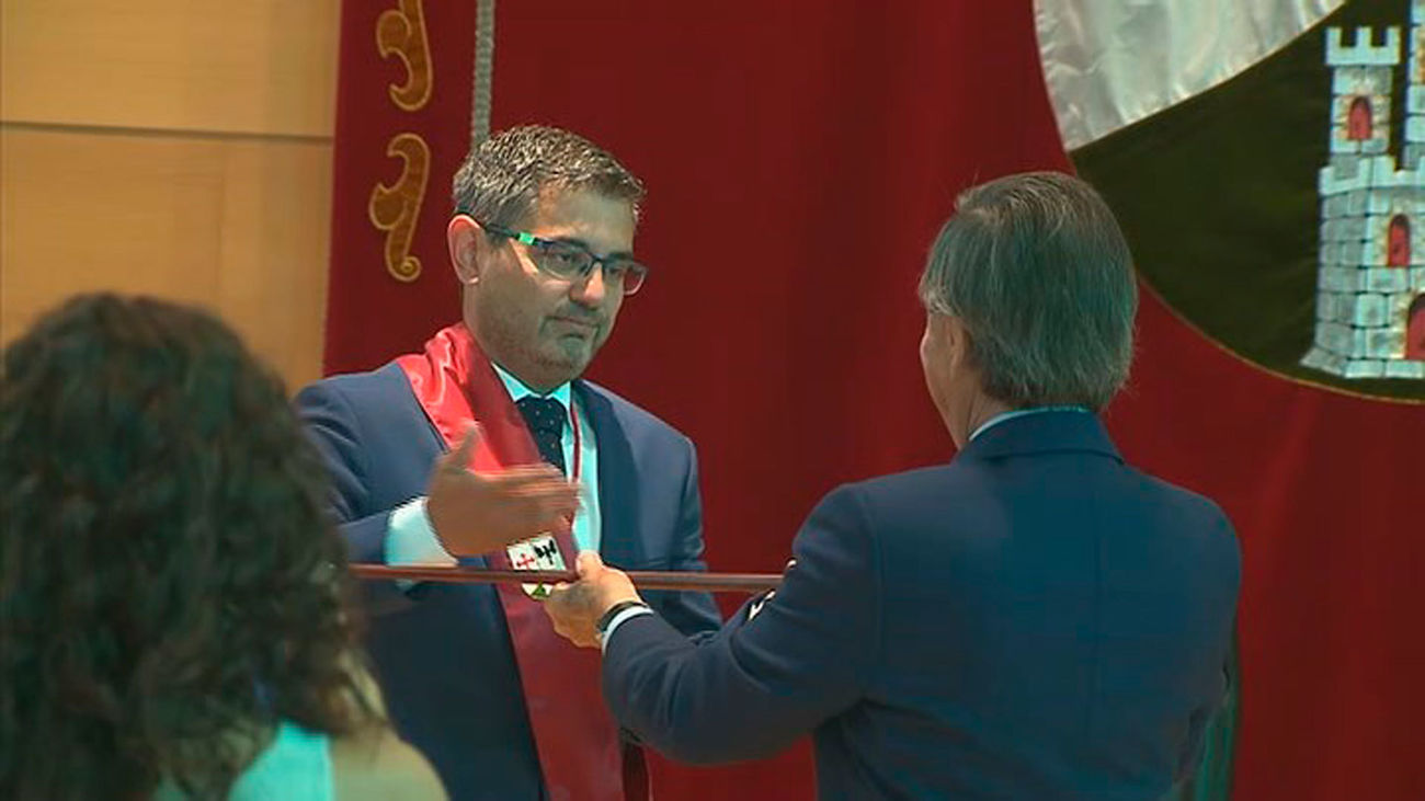 Rafael Sánchez Acera recibe el bastón de mando de su predecesor, Ignacio García de Vinuesa