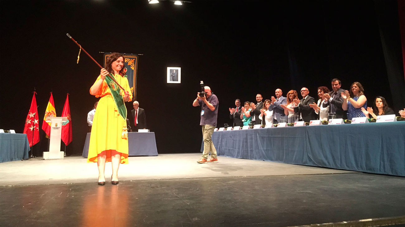 Sara Hernández saluda con el bastón de mando de la ciudad