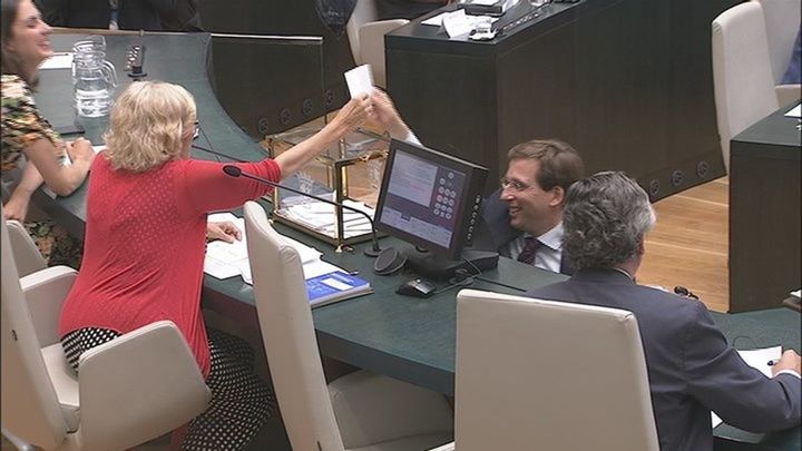 Martínez-Almeida vota en el Pleno del Ayuntamiento