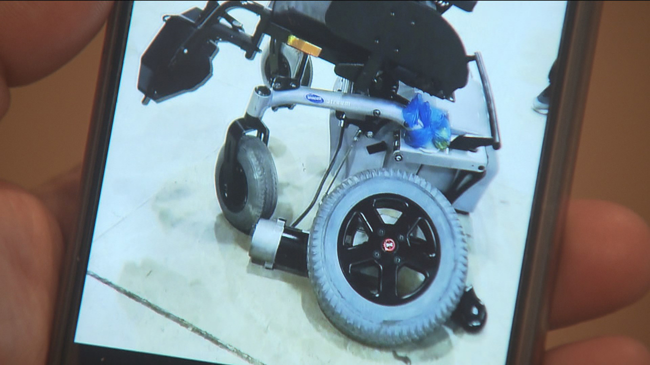 Rubén reclama que le reparen la silla de ruedas que se dañó en un vuelo