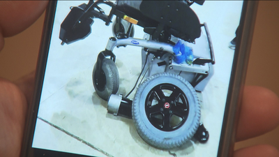 Rubén reclama que le reparen la silla de ruedas que se dañó en un vuelo