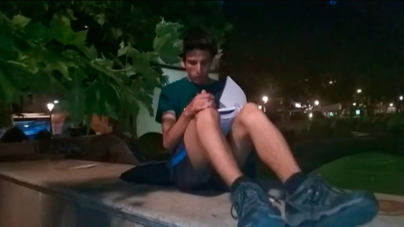 Andrés, un joven que tiene que estudiar bajo la luz de una farola