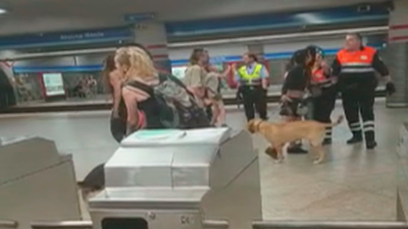 Fuerte altercado en el metro de Atocha entre un grupo de antisistema y los vigilantes
