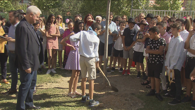 Un colegio de San Sebastián de los Reyes entierra una 'cápsula del tiempo' por 25 años