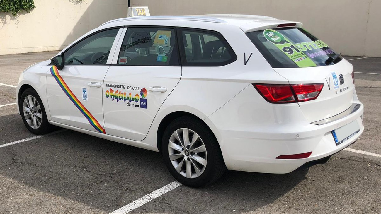 Los taxistas de Madrid 'se visten' de Orgullo