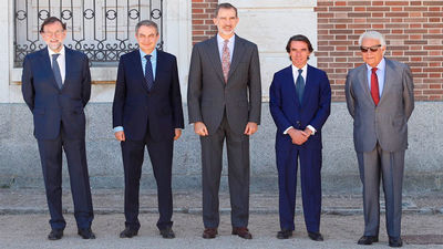 Los exjefes de Gobierno homenajean al rey
