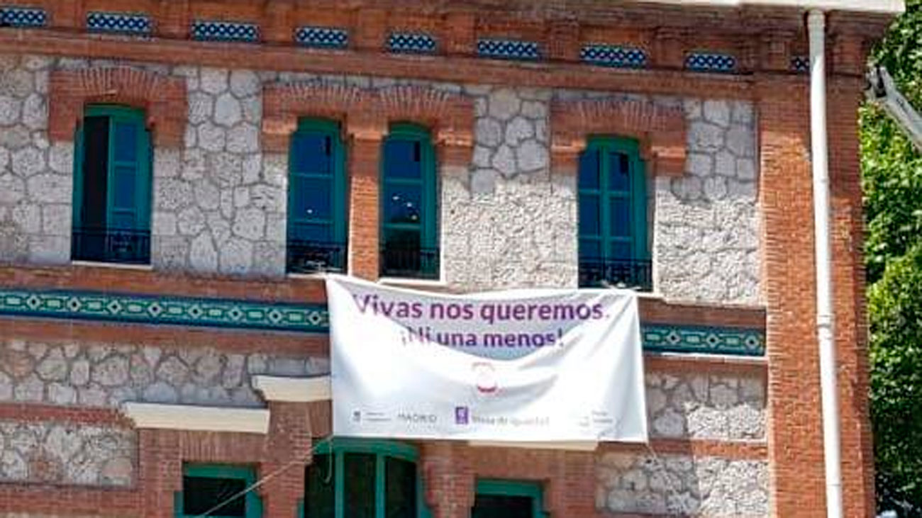 Madrid retira pancartas contra la violencia machista de edificios municipales