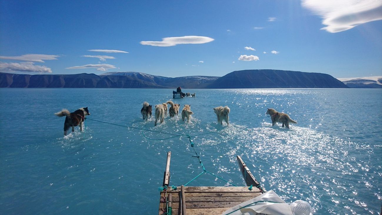 La sobrecogedora foto que demuestra cómo se está derritiendo el hielo en Groelandia