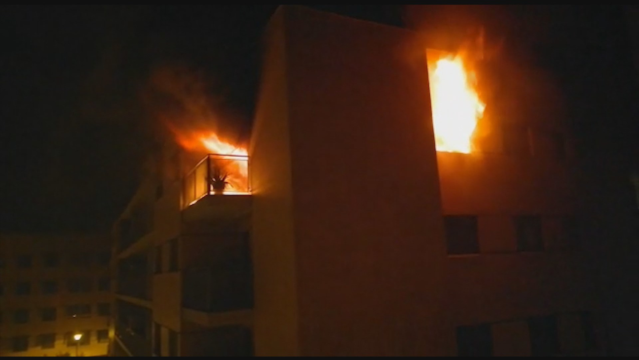 Un espectacular incendio devora en minutos toda una vivienda en Getafe