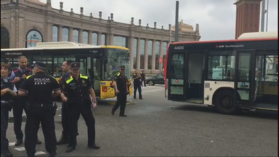 Una colisión entre dos autobuses y una moto causa 24 heridos en Barcelona