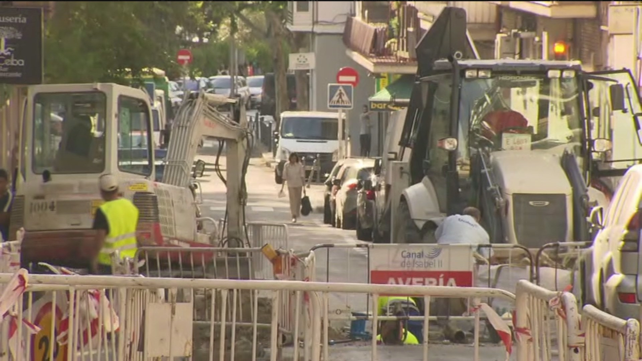 Una avería deja toda la noche sin agua a los vecinos de una calle de Carabanchel