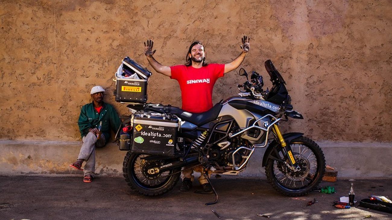 Charly Sinewone, motero.  Autor del libro “El mundo en moto”