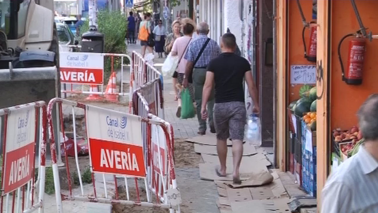 Caos y preocupación por las constantes inundaciones en una calle de Aluche